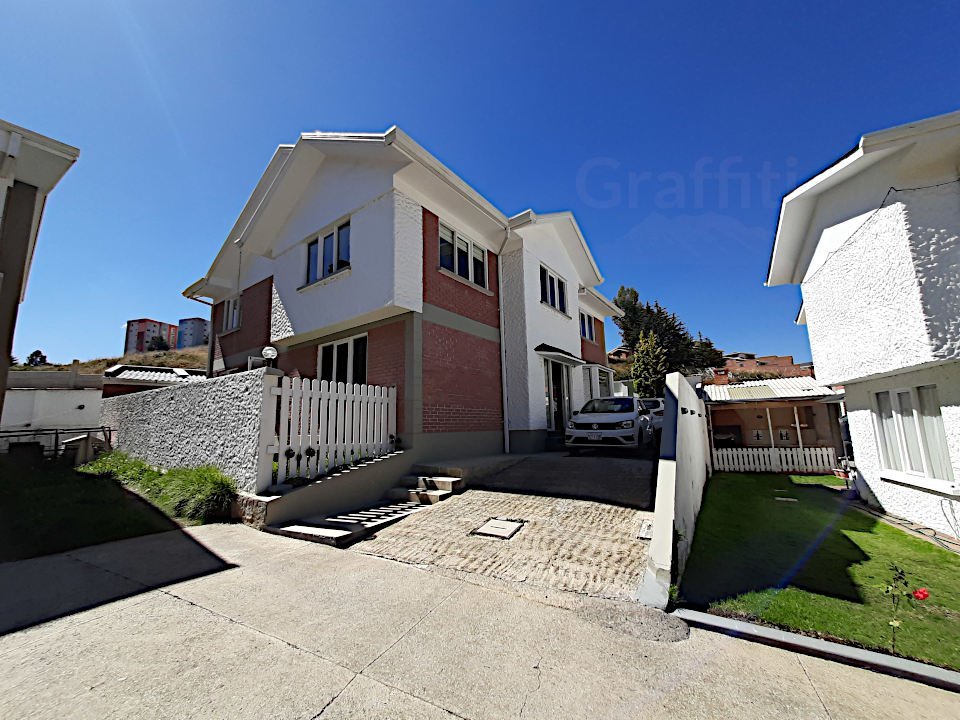 Casa en Venta en las Lomas de Achumani, Condominio Cerrado  - fotografía 1